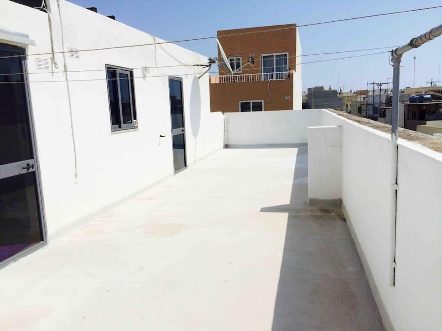 May Flower: Modern Flat Close To Airport/Bus Stops Tarxien Kültér fotó
