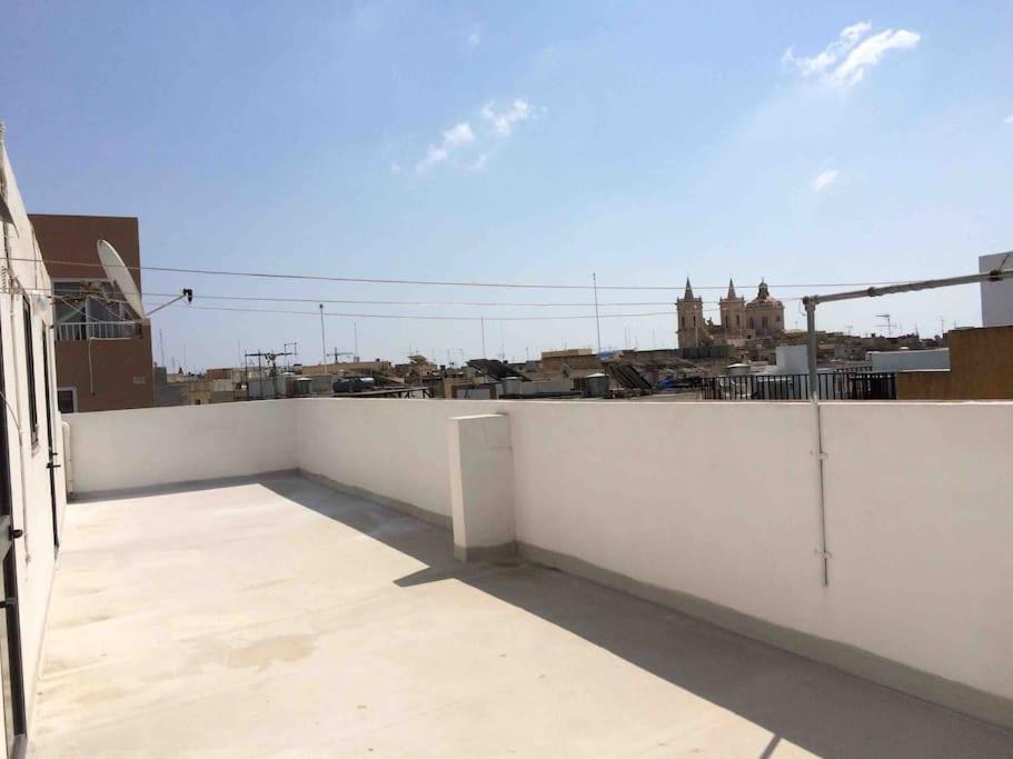 May Flower: Modern Flat Close To Airport/Bus Stops Tarxien Kültér fotó